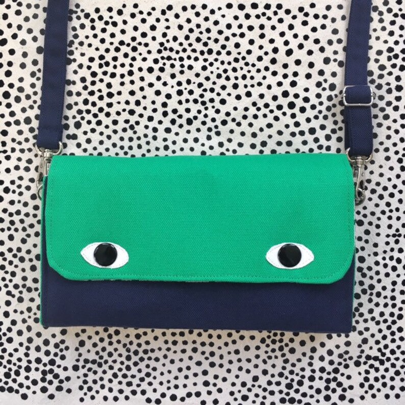 Cartera tipo acordeón Eyebag, cartera imprescindible, bolso cruzado, monedero serigrafiado hecho a mano, cara verde botella y cuerpo azul marino imagen 1