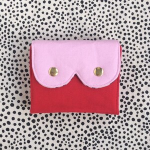 Cartera de acordeón con forma de teta, cartera pequeña tipo sobre, cartera imprescindible, monedero serigrafiado a mano, teta rosa bebé y cuerpo rojo imagen 2