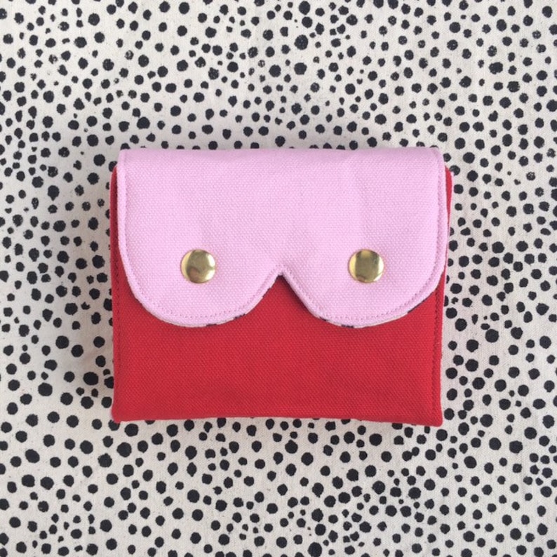 Cartera de acordeón con forma de teta, cartera pequeña tipo sobre, cartera imprescindible, monedero serigrafiado a mano, teta rosa bebé y cuerpo rojo imagen 2