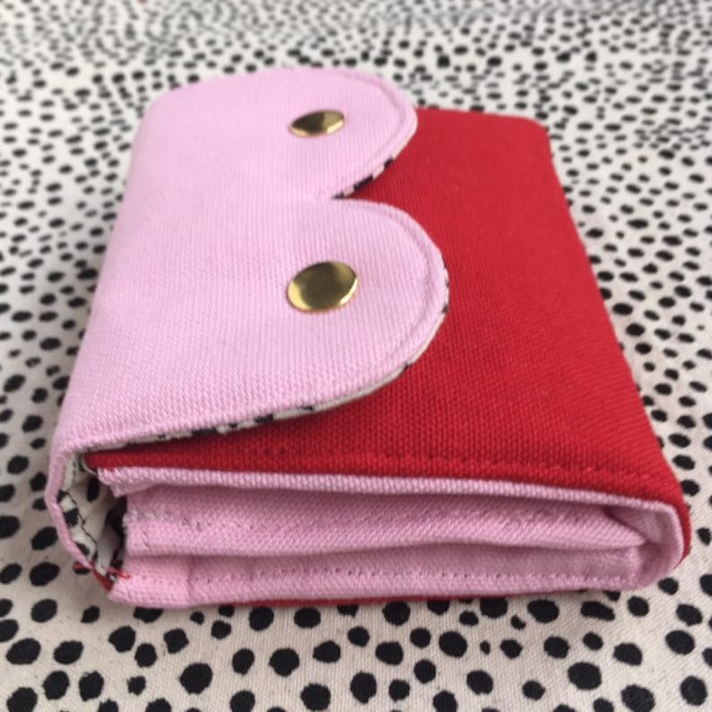 Cartera de acordeón con forma de teta, cartera pequeña tipo sobre, cartera imprescindible, monedero serigrafiado a mano, teta rosa bebé y cuerpo rojo imagen 3