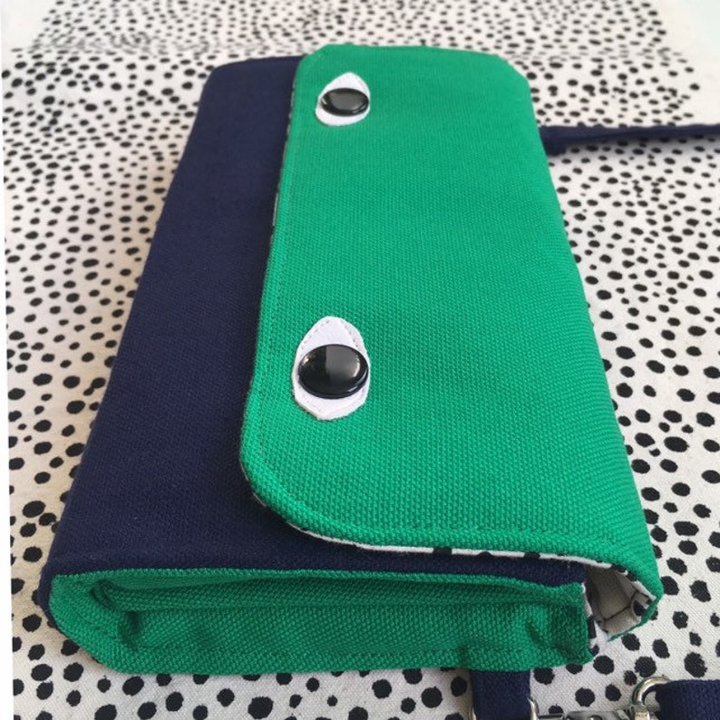 Cartera tipo acordeón Eyebag, cartera imprescindible, bolso cruzado, monedero serigrafiado hecho a mano, cara verde botella y cuerpo azul marino imagen 2