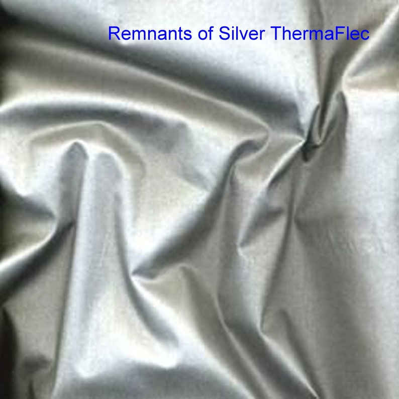 K&ouml;nnte beinhalten: Silberner Stoff mit metallischem Glanz, gefaltet und zerknittert. Reste von Silver ThermaFlec.
