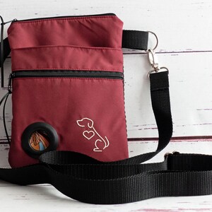 Bolsas para pasear perros impermeables, pequeñas, color burdeos, listas para enviar, de microfibra, tipo bandolera, con bolsa para excrementos y bolsillo para golosinas, bolsillo exterior de malla