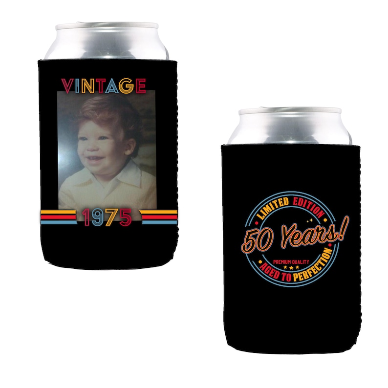 Pu&ograve; includere: Due refrigeratori per lattine in neoprene nero. Un refrigeratore presenta una foto vintage di un bambino piccolo con il testo "Vintage 1975". L'altro refrigeratore presenta un cerchio rosso e bianco con il testo "Edizione limitata 50 anni! Qualit&agrave; premium Invecchiato alla perfezione".