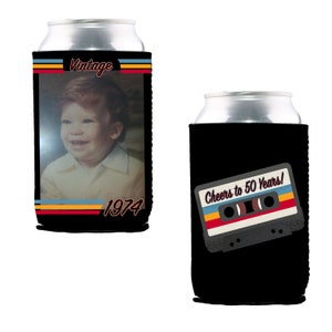 Pu&ograve; includere: Due refrigeratori per lattine neri. Un refrigeratore presenta una foto di un bambino piccolo con il testo "Vintage 1974". L'altro refrigeratore presenta un nastro di cassette retr&ograve; con il testo "Cheers to 50 Years!"