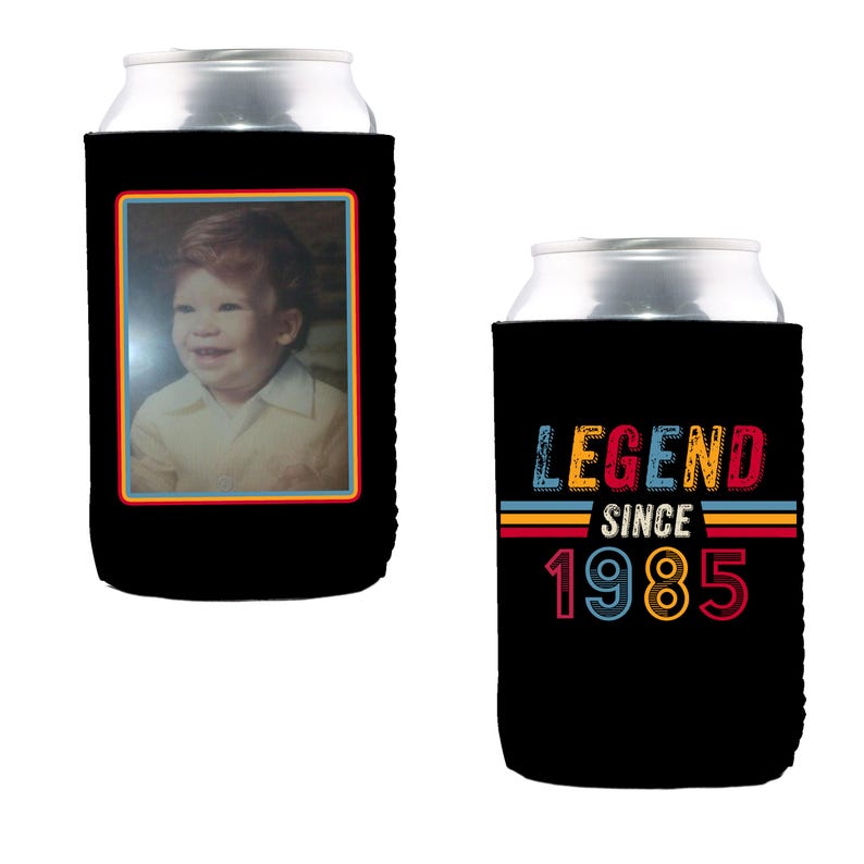 Pu&ograve; includere: Due refrigeratori per lattine neri. Un refrigeratore presenta una foto di un bambino piccolo con il testo "Legend Since 1985". L'altro refrigeratore ha il testo "Legend Since 1985" in lettere retr&ograve; colorate.