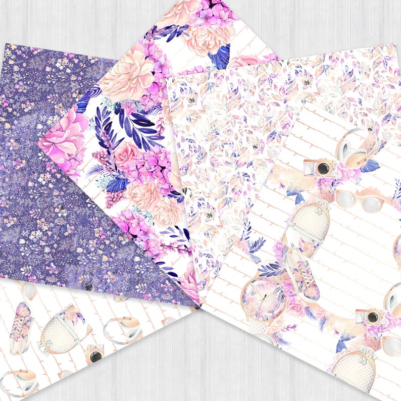 Puede incluir: Cuatro dise&ntilde;os de papel digital con patrones florales de acuarela con flores moradas, rosas y azules, acentos dorados y fondo blanco. Un dise&ntilde;o incluye una c&aacute;mara, gafas de sol y una mochila.