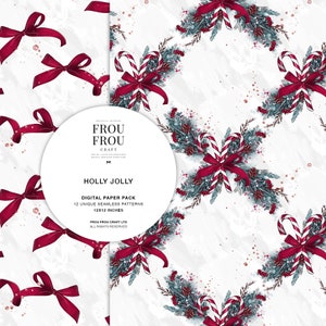 Pu&ograve; includere: Un pacchetto di carta digitale con 12 motivi unici senza cuciture che presentano un design festivo natalizio. I motivi includono bastoncini di zucchero rosso e bianco, fiocchi rossi, rami di pino e pigne su uno sfondo bianco con glitter dorati. Il testo "HOLLY JOLLY" &egrave; incluso nell'immagine.