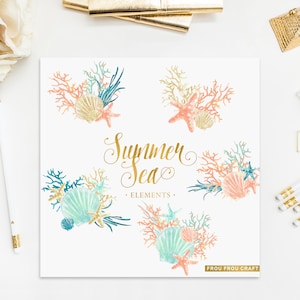 Puede incluir: Un conjunto de cuatro ilustraciones de acuarela con elementos marinos de verano. Las ilustraciones incluyen coral, conchas y estrellas de mar en tonos de rosa, azul y dorado. El texto "Summer Sea Elements" está escrito en letra dorada.