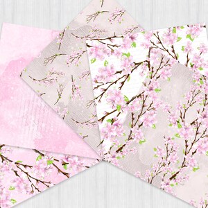 Puede incluir: Cuatro dise&ntilde;os de papel digital con flores de cerezo rosas sobre un fondo blanco. Los papeles tienen un fondo texturizado sutil.