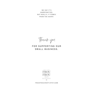 Pu&ograve; includere: Grazie per aver sostenuto la nostra piccola attivit&agrave;. Una grafica di testo in bianco e nero con le parole "Grazie per aver sostenuto la nostra piccola attivit&agrave;". Sotto il testo c'&egrave; un logo per Frou Frou Craft con il testo "Frou Frou Craft" e l'indirizzo del sito web "froufroucraft.etsy.com".