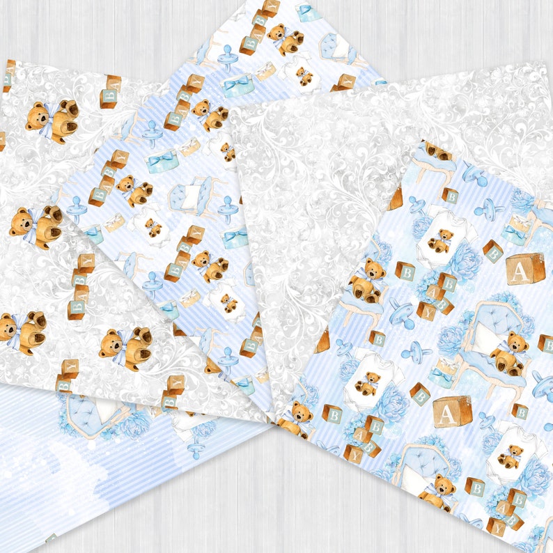 Pu&ograve; includere: Un set di quattro design di carta digitale con uno sfondo a strisce blu e bianche con un motivo di orsacchiotto, blocchi e ciuccio. Le carte sono perfette per lo scrapbooking, la creazione di biglietti e altri progetti di artigianato.