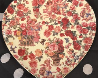 Prato em formato de coração de 23 cm da coleção Cherub Chintz da Formalities by Baum Bros, estilo casa de campo vintage.
