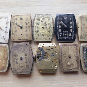 Puede incluir: Una colecci&oacute;n de diez esferas y mecanismos de relojes antiguos. Las esferas var&iacute;an en forma y color, incluyendo dise&ntilde;os rectangulares, ovalados y cuadrados. Algunas tienen n&uacute;meros y manecillas visibles, mientras que otras muestran signos de edad y desgaste. Los colores van del crema al negro.