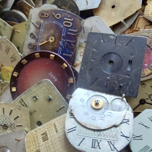 100 piezas vintage. Esferas de reloj redondas y cuadradas de 16-20 mm, procedentes de piezas de relojes antiguos de la URSS. Ideales para trabajos de arte steampunk, reparación y scrapbooking.