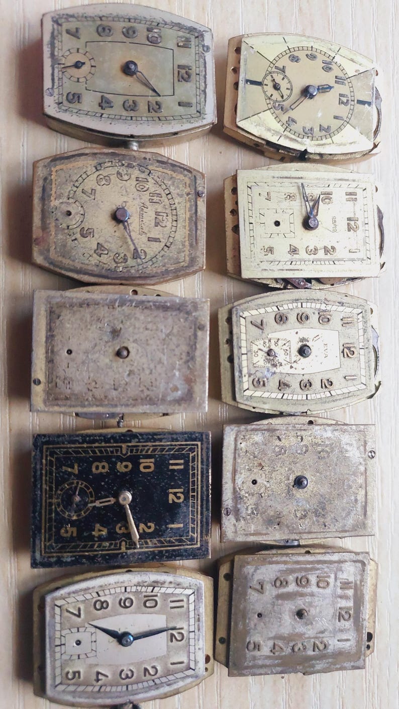 Puede incluir: Colecci&oacute;n de esferas de reloj antiguas de varias formas y tama&ntilde;os. Las esferas est&aacute;n envejecidas con desgaste visible, con n&uacute;meros romanos y delicadas manecillas. La paleta de colores incluye tonos crema, dorado y negro.