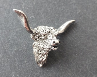 Handgemaakte tinnen reversspeld Highland Cow: Scottish Heritage-cadeau