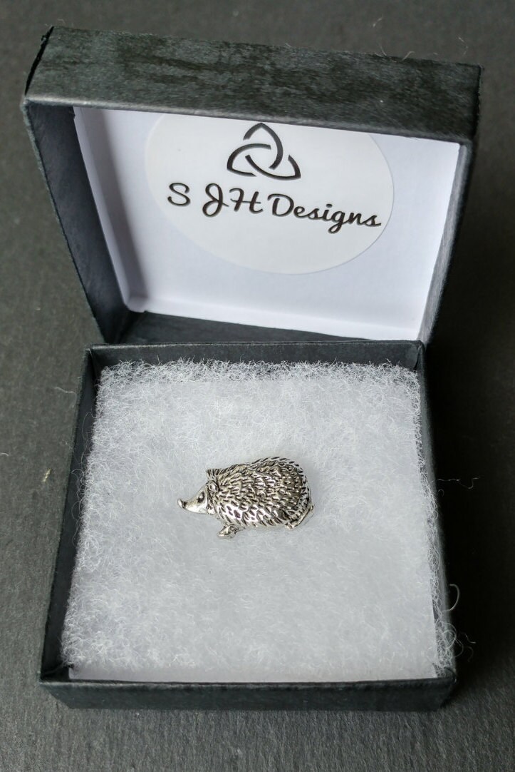 ピューター製のハリネズミのブローチピンバッジ。スコットランドのSJH