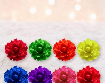 以下が含まれることがあります： 2列に並べられた8つの花形のオーナメント。色は赤、緑、オレンジ、黄色、青、紫、ピンク、濃い赤が含まれています。各ピースは、中心から放射状に広がる層状のフリル状の花びらが特徴です。