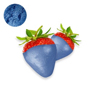Könnte beinhalten: Zwei Erdbeeren, die in blaue Schokolade getaucht sind. Die Erdbeeren sind rot und die Schokolade ist metallisch blau.