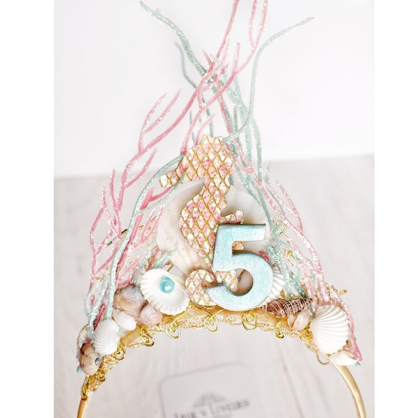 Sous la couronne d'anniversaire de la mer, bandeau de sirène personnalisé avec numéro, arc d'océan d'anniversaire d'hippocampe de coquillage, couronne d'or d'Ariel, vert Moana