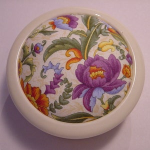Almofada de alfinetes, feita à mão, com base de cerâmica exclusiva, com tecido extravagante de buquê floral e recheio 100% lã virgem.