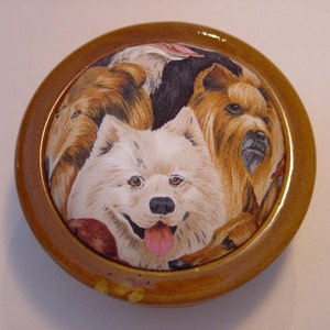 Almofada de alfinetes, feita à mão, com base de cerâmica exclusiva, com tecido caprichoso para cachorro e recheio 100% lã virgem.