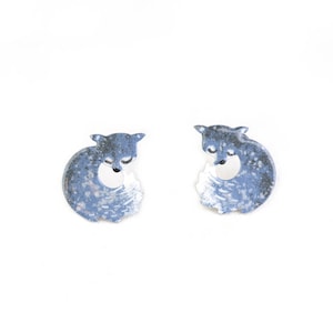 Pendientes de zorro gris pequeño pintados a mano, de acero inoxidable, llamativos, ideas de regalo para ella, pendientes de animales, pendientes de zorro, zorro adorable