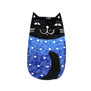 Peut inclure: Un chat noir avec un visage blanc et un corps bleu à pois. Le chat est assis avec sa queue enroulée autour de son corps.