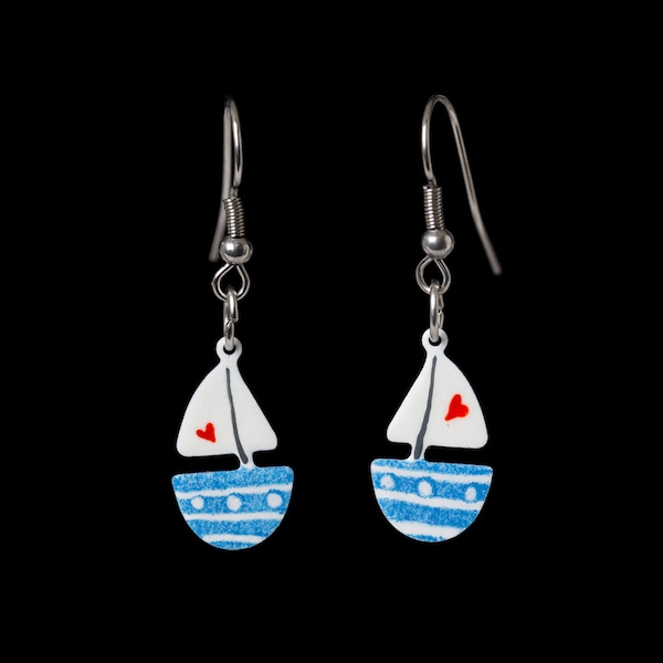 Boucles d'oreilles bateau bleues peintes à la main avec rayures bleues, Boucles d'oreilles marines, Boucles d'oreilles bateau, Acier inoxydable, Boucles d'oreilles océan, Boucles d'oreilles nautiques