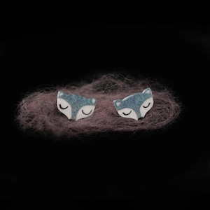 Pendientes de zorro gris pintados a mano, pendientes de esmalte de acero inoxidable, ideas de regalo para ella, pendientes de animales, pendientes de zorro