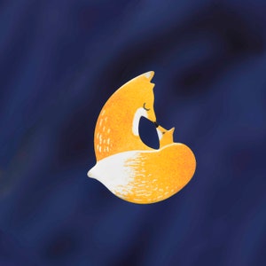 Könnte beinhalten: Eine Mutterfüchsin hält ihr Junges in ihren Armen. Die Füchse sind orange mit weißen Akzenten und vor einem dunkelblauen Hintergrund dargestellt.