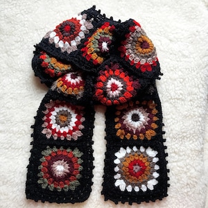 Écharpe carrée grand-mère au crochet faite main (noir) ou grand-mère classique (camel) au crochet avec une jolie bordure.
