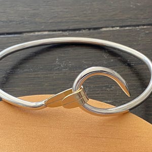 Pulsera de gancho de ola de plata esterlina: tabla de surf de oro de 14k, joyería oceánica
