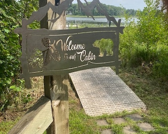 Welkom bij ons Cabin Sign Metalen bord, binnen of buiten, beer en dennenappels