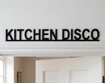 Letrero decorativo para puerta KITCHEN DISCO, para estante o marco, en negro mate.