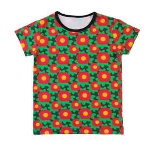 以下が含まれることがあります： 赤と黄色の花柄がプリントされた緑色の半袖Tシャツです。