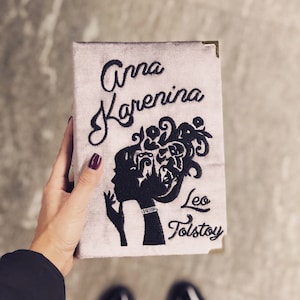 Bolsa clutch bordada para livros - Anna Karenina - Presente personalizado para ela - Presente para amantes de livros