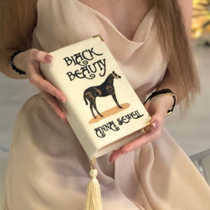 Cartera de mano bordada personalizada - BLACK BEAUTY - Versión en terciopelo beige