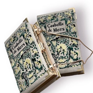 Clutch libro bordado, bolso novedad Corbeille de Mots beige