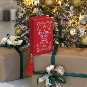 Pochette cartable brodée - A CHRISTMAS CARROL - Velours rouge avec boîte en or, argent ou bois