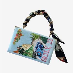 Cartera de mano con forma de libro, bolso novedoso bordado, Sicily, billetera literaria cruzada azul claro