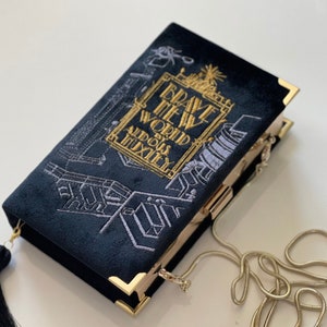 Bolsa tipo clutch personalizada para livros - Veludo preto - Bordado