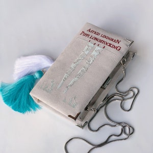Pochette de livre - couverture de livre brodée - cadeau pour amoureux des livres - cadeau personnalisé pour soeur, fille