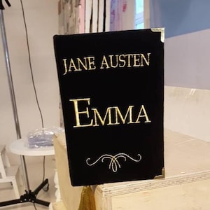 Bolsa tipo clutch para livros - Jane Austen - EMMA - bolsa de veludo preta - bolsa literária inovadora