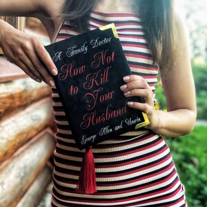 Bolsa de Livro Bordada - Como Matar Seu Marido Agora - Presente para Esposa