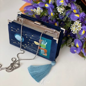 Bolsa clutch tipo livro, bolsa novidade bordada, Prince azul marinho