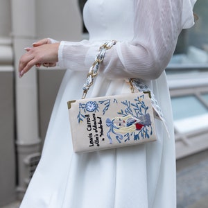 Pochette cartable brodée, Alice au pays des merveilles, sac à main beige