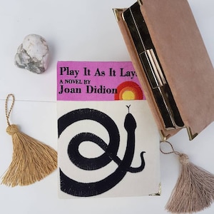 Bolsa clutch tipo livro - bolsa bordada - veludo rosa e branco