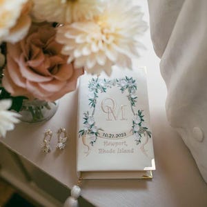 Bestickte Clutch mit Wappen in weiss, bestickt in weiss, bestickt